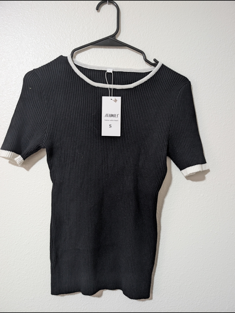 Short-Sleeve Ribbed Crewneck Sweater with Contrast Trim - Black